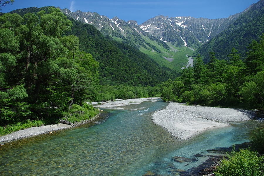 目に飛び込んでくる度に足を留めてしまう穂高の山並み（梓川沿いより）