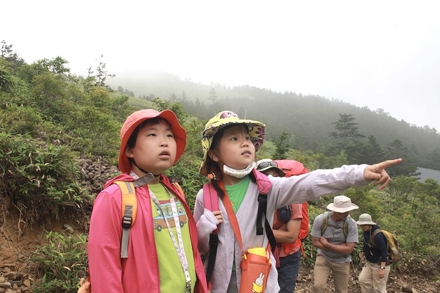 「あ、あっちに山が見えた！」。ハイキングは発見の連続。描きたいものを探しながら歩くのも楽しい時間
