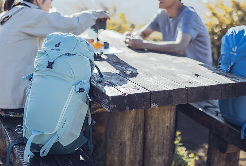 画像：登山イメージ 休憩