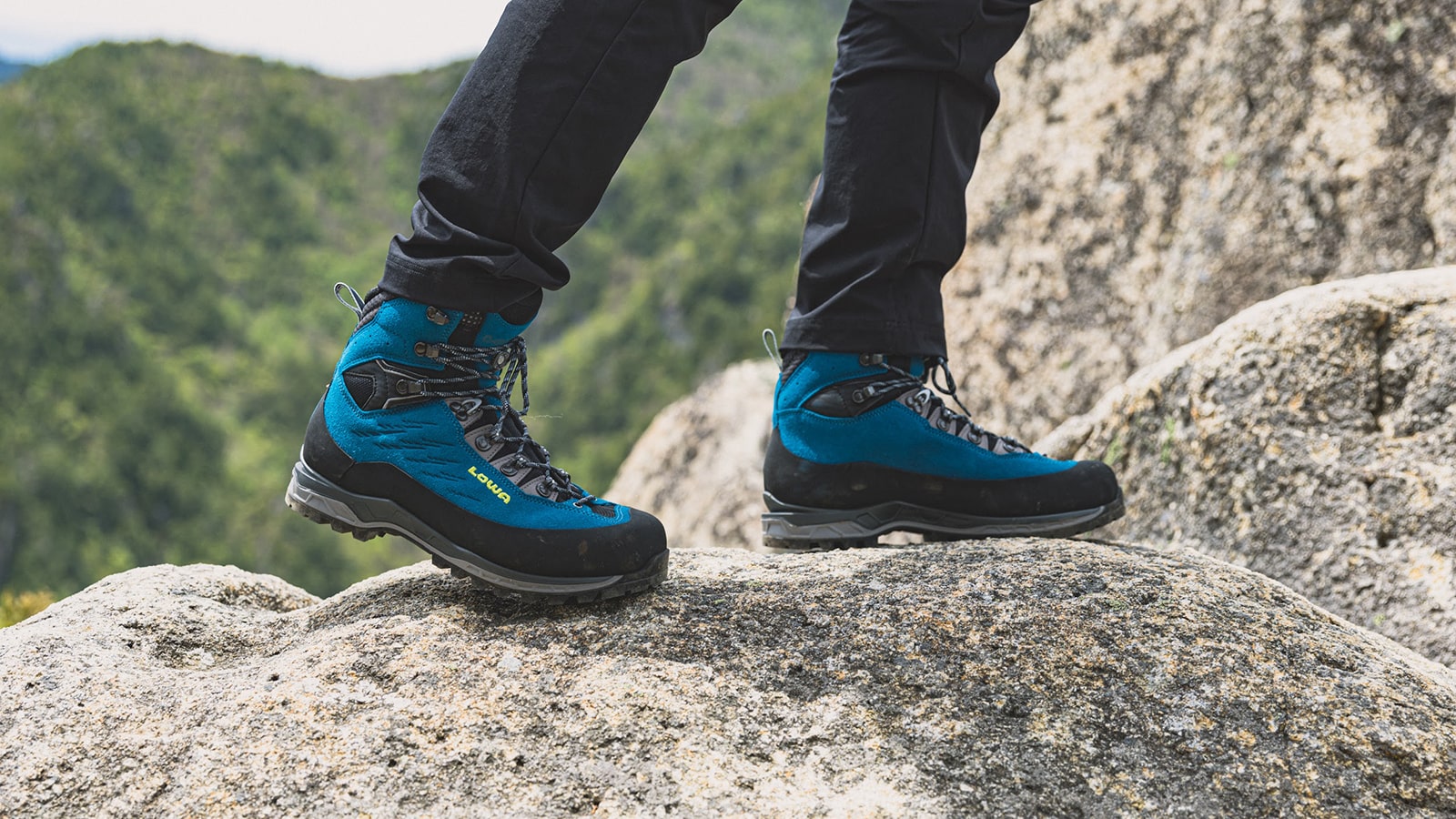 日本の山岳地帯を歩くためのハイブリッド登山靴- LOWAローバー公式