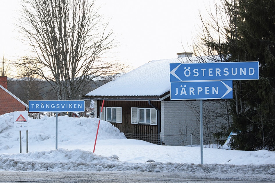 写真左がトロングスヴィーケンの看板。左は空港のあるエステルスンド（Östersund）、右方向のヤルペン（Järpen）の先に北欧最大のスキーリゾート、オーレ（Åre）がある。