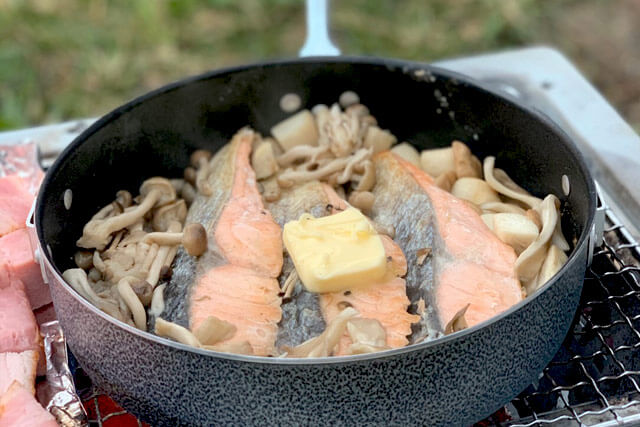 キノコと秋鮭の蒸し焼き