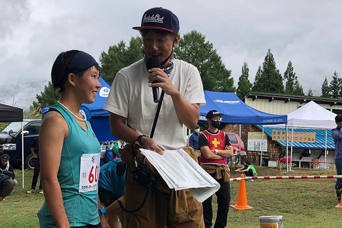 大会当日はMCとして活躍。優勝した高校生女子をインタビューする斉藤さん。